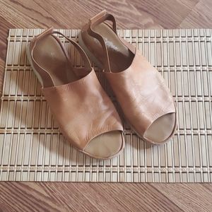 The Flex tan size 11